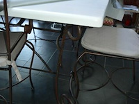 Houten eettafel met ijzeren onderstel ±2,5m met 6 stoelen - afbeelding 4 van  5