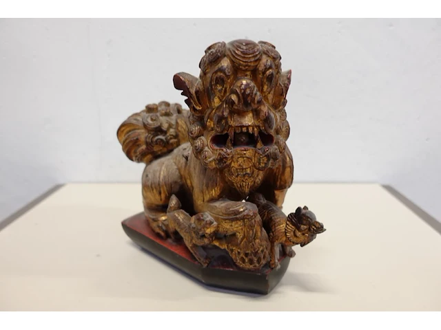Houten gesculpteerde chinese tempelleeuw "foo dog" - afbeelding 1 van  6