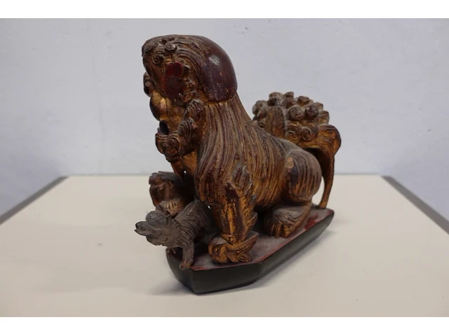 Houten gesculpteerde chinese tempelleeuw "foo dog" - afbeelding 2 van  6
