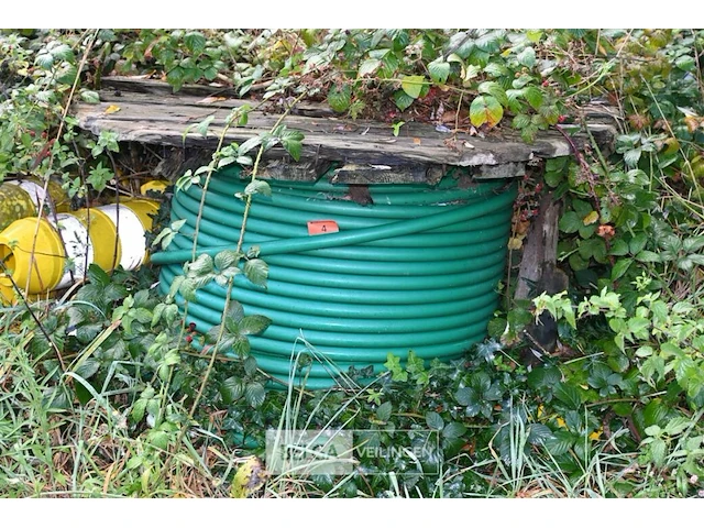 Houten haspel met elektriciteitskabel - afbeelding 1 van  4