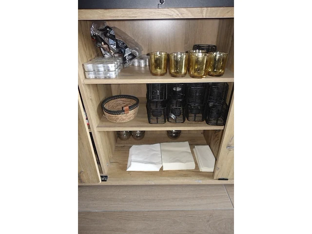 Houten kast + inhoud - afbeelding 2 van  4