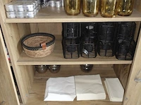 Houten kast + inhoud - afbeelding 2 van  4