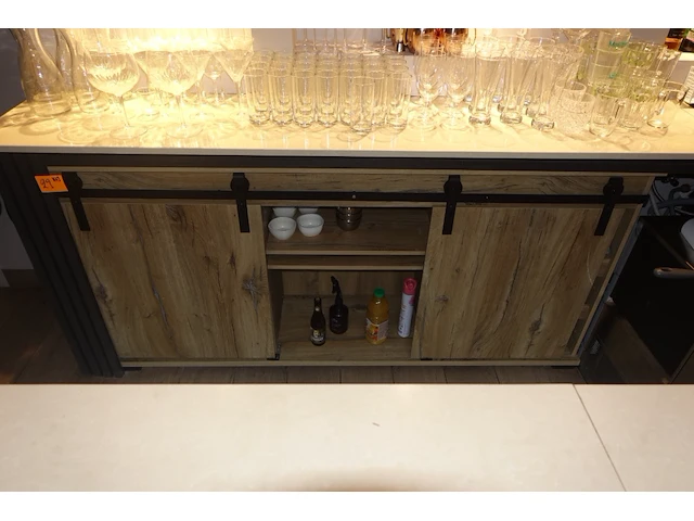 Houten kast + inhoud - afbeelding 1 van  4