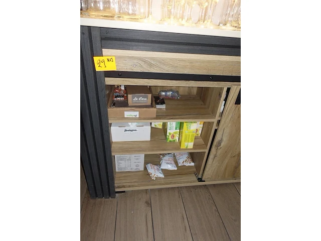 Houten kast + inhoud - afbeelding 2 van  4
