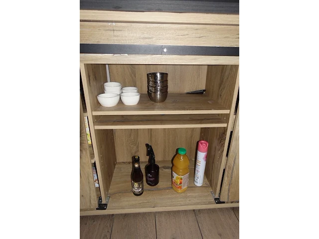 Houten kast + inhoud - afbeelding 3 van  4