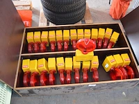 Houten kast met 26 rode signalisatie lampen nissen - afbeelding 1 van  4