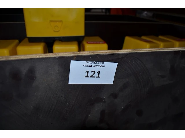 Houten kast met 26 rode signalisatie lampen nissen - afbeelding 2 van  4