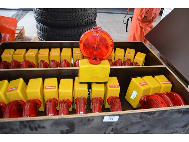 Houten kast met 26 rode signalisatie lampen nissen - afbeelding 3 van  4