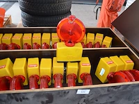 Houten kast met 26 rode signalisatie lampen nissen - afbeelding 3 van  4