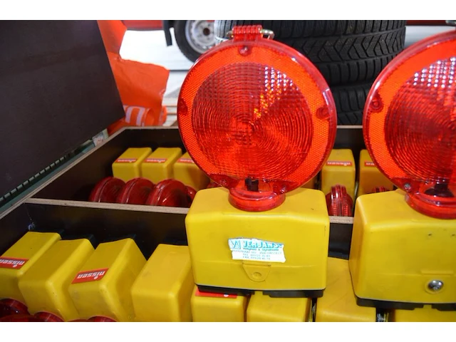 Houten kast met 26 rode signalisatie lampen nissen - afbeelding 4 van  4