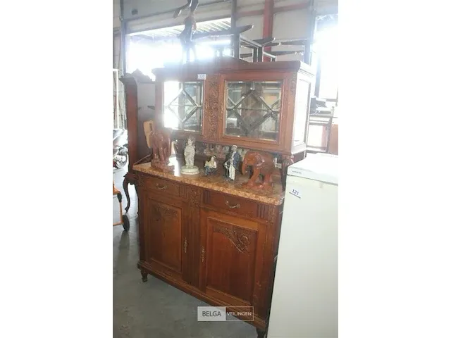 Houten kast met decoratie - afbeelding 1 van  8