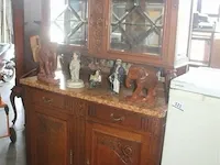 Houten kast met decoratie - afbeelding 1 van  8