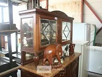 Houten kast met decoratie - afbeelding 3 van  8