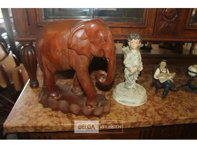 Houten kast met decoratie - afbeelding 4 van  8