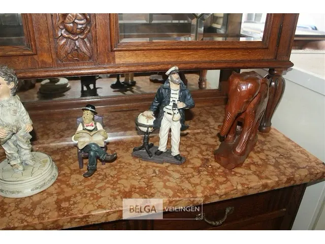 Houten kast met decoratie - afbeelding 5 van  8