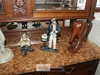 Houten kast met decoratie - afbeelding 5 van  8
