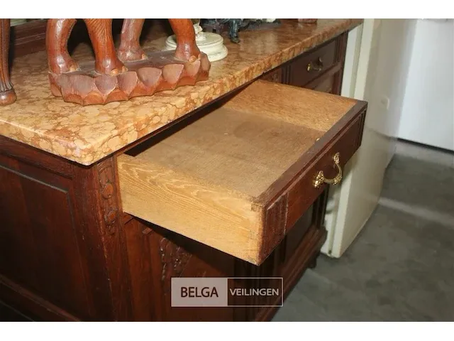 Houten kast met decoratie - afbeelding 7 van  8