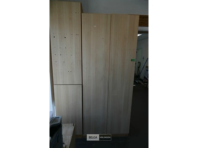 Houten kast met leggers - afbeelding 1 van  2