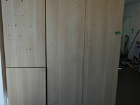 Houten kast met leggers - afbeelding 1 van  2
