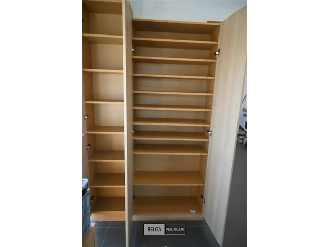 Houten kast met leggers - afbeelding 2 van  2