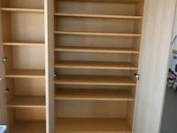 Houten kast met leggers - afbeelding 2 van  2