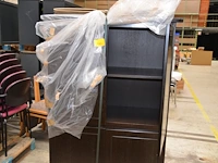 Houten kast met legplanken - afbeelding 1 van  2