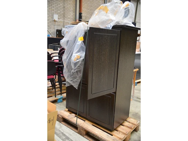Houten kast met legplanken - afbeelding 2 van  2
