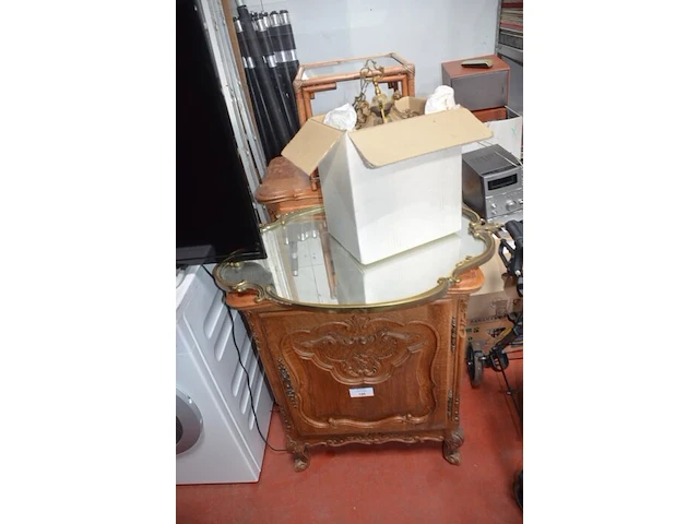 Houten kast tafelmodel met 1 deur 60x40x84 cm, houten kast tafelmodel met 1 deur en 1 lade 60x40x92 cm, bijzettafeltje met glazen blad 36x36x36 cm, spiegel in goudkleurige kader, luster met 1 lichtpunt - afbeelding 1 van  7