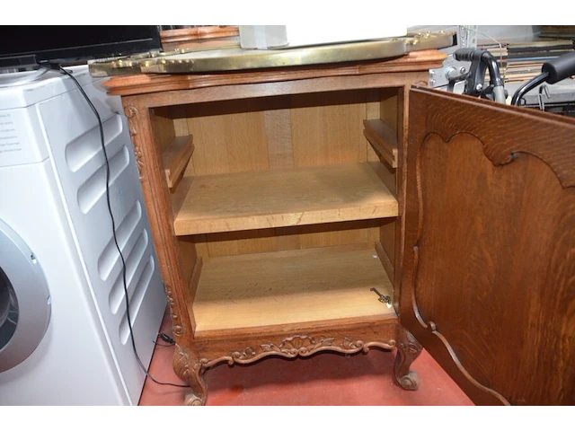 Houten kast tafelmodel met 1 deur 60x40x84 cm, houten kast tafelmodel met 1 deur en 1 lade 60x40x92 cm, bijzettafeltje met glazen blad 36x36x36 cm, spiegel in goudkleurige kader, luster met 1 lichtpunt - afbeelding 3 van  7