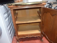 Houten kast tafelmodel met 1 deur 60x40x84 cm, houten kast tafelmodel met 1 deur en 1 lade 60x40x92 cm, bijzettafeltje met glazen blad 36x36x36 cm, spiegel in goudkleurige kader, luster met 1 lichtpunt - afbeelding 3 van  7