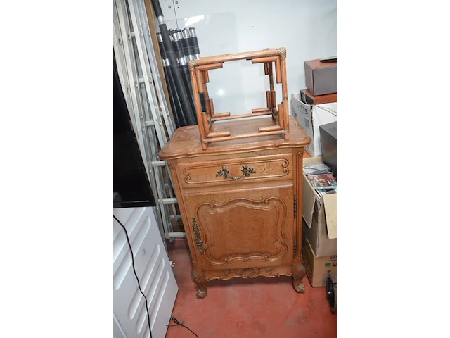 Houten kast tafelmodel met 1 deur 60x40x84 cm, houten kast tafelmodel met 1 deur en 1 lade 60x40x92 cm, bijzettafeltje met glazen blad 36x36x36 cm, spiegel in goudkleurige kader, luster met 1 lichtpunt - afbeelding 4 van  7