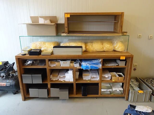 Houten kast - afbeelding 1 van  4