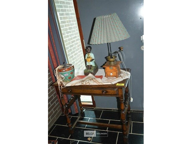 Houten kastje met inhoud - afbeelding 1 van  3