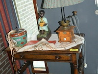 Houten kastje met inhoud - afbeelding 1 van  3