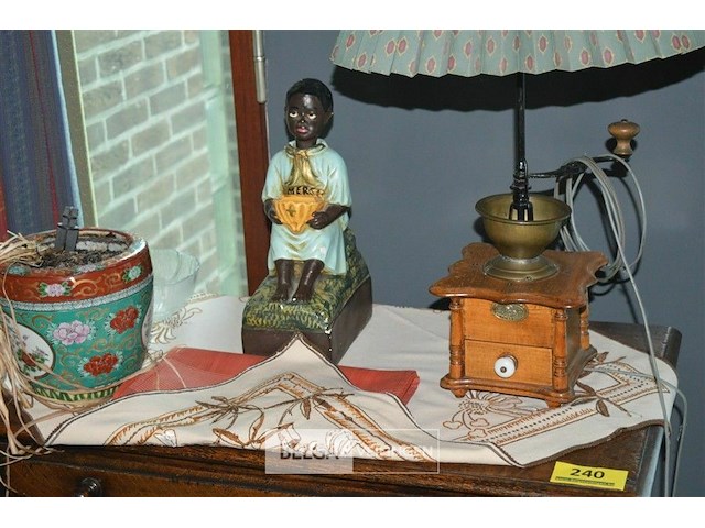 Houten kastje met inhoud - afbeelding 2 van  3