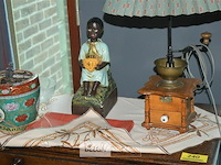 Houten kastje met inhoud - afbeelding 2 van  3