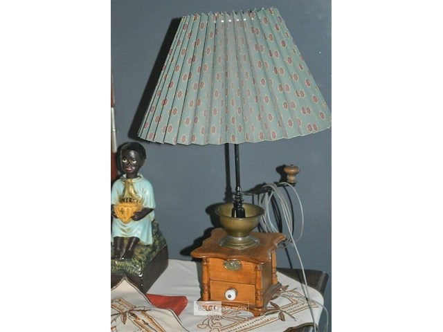 Houten kastje met inhoud - afbeelding 3 van  3