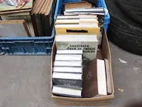 Houten kist met boeken - afbeelding 4 van  6