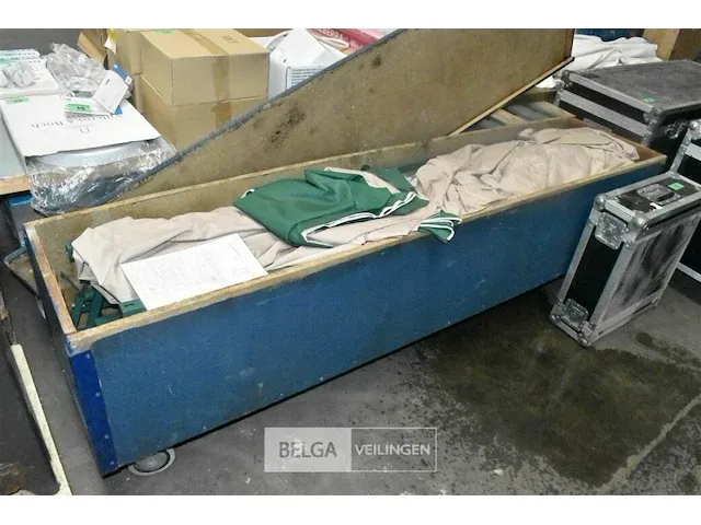 Houten kist met marktkraam - afbeelding 1 van  2