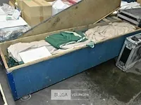 Houten kist met marktkraam - afbeelding 1 van  2