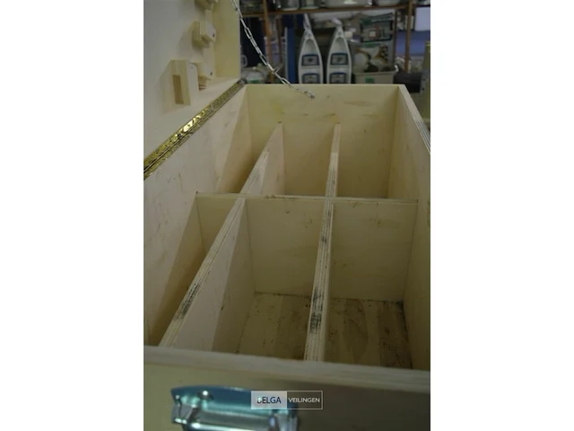 Houten kist met vakken - afbeelding 2 van  3