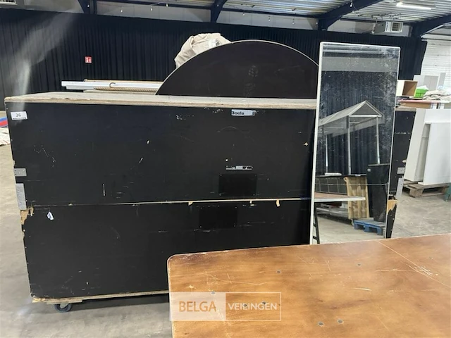 Houten kist op wielen met opplooibare toog - afbeelding 1 van  3