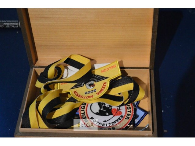 Houten kistje met verzamelobjecten - afbeelding 1 van  3