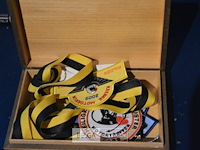 Houten kistje met verzamelobjecten - afbeelding 1 van  3