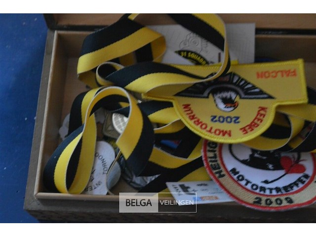 Houten kistje met verzamelobjecten - afbeelding 2 van  3