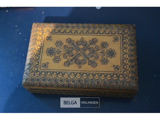 Houten kistje met verzamelobjecten - afbeelding 3 van  3