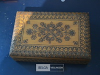 Houten kistje met verzamelobjecten - afbeelding 3 van  3