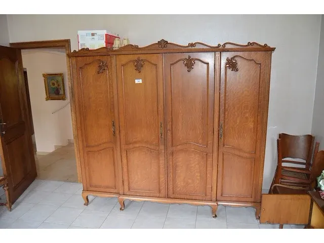 Houten kleerkast 4 deuren, dressoir 2 deuren met spiegel, 5 houten stoelen, 2 nachtkastjes, houten bijzettafel, 2 kandelaars, reiskoffer, aardewerk bloempot, enz - afbeelding 2 van  16