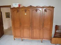 Houten kleerkast 4 deuren, dressoir 2 deuren met spiegel, 5 houten stoelen, 2 nachtkastjes, houten bijzettafel, 2 kandelaars, reiskoffer, aardewerk bloempot, enz - afbeelding 2 van  16
