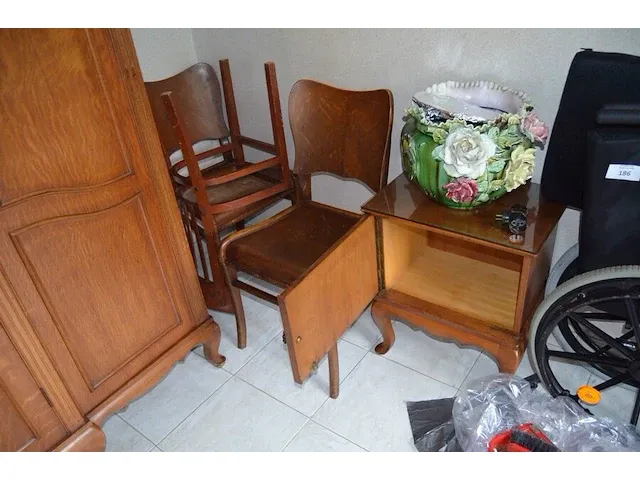 Houten kleerkast 4 deuren, dressoir 2 deuren met spiegel, 5 houten stoelen, 2 nachtkastjes, houten bijzettafel, 2 kandelaars, reiskoffer, aardewerk bloempot, enz - afbeelding 3 van  16